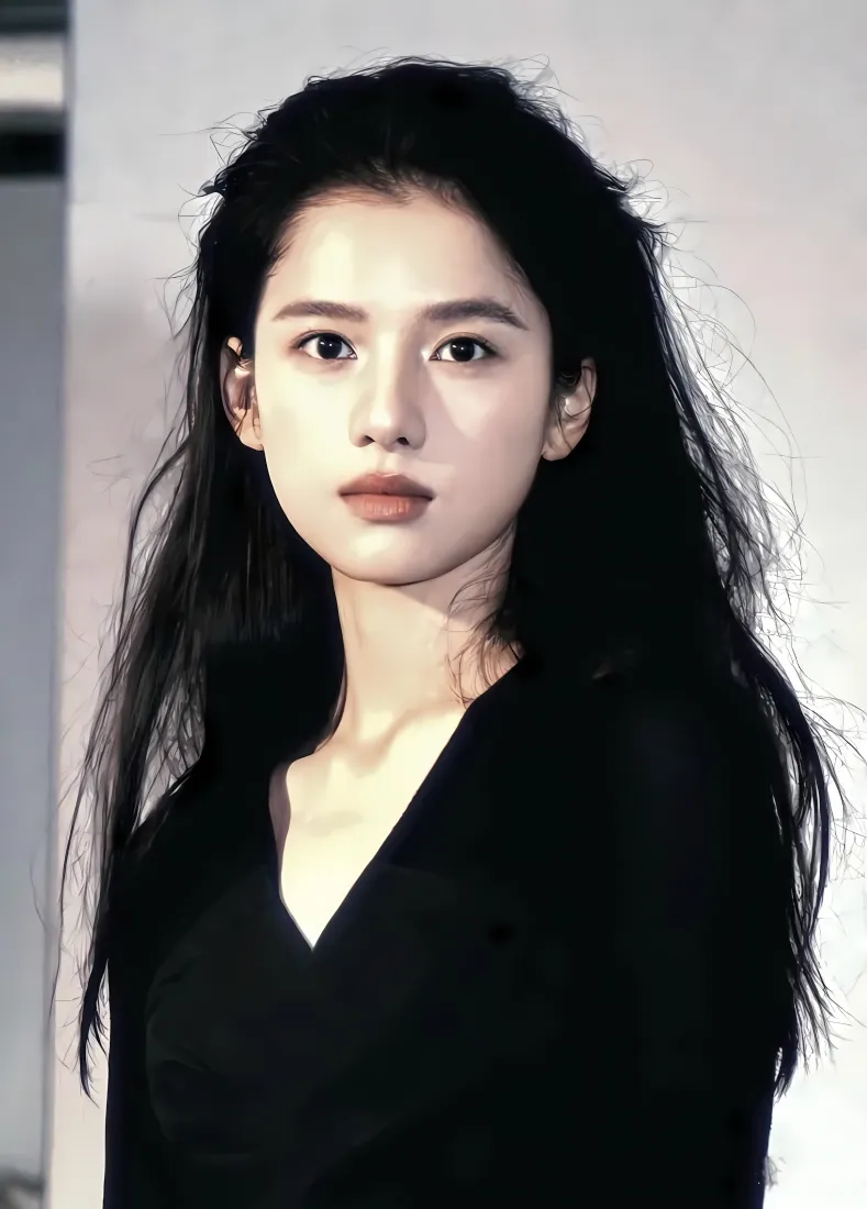 张婧仪黑白手机壁纸｜简约背景 - 黑衣长发「哲风壁纸」