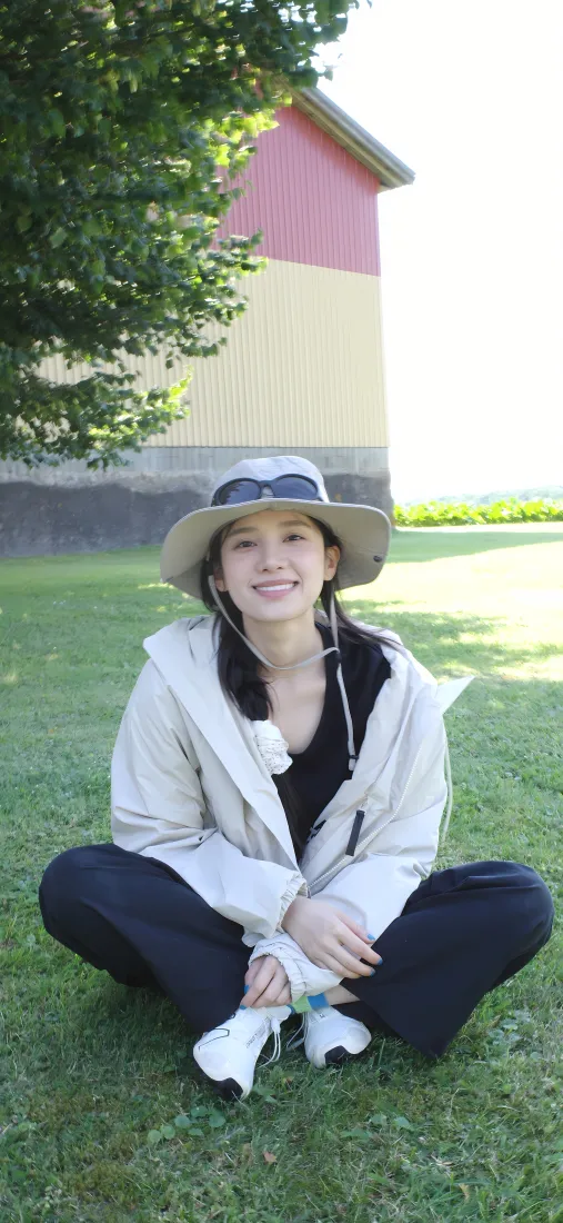 张婧仪草地手机壁纸｜户外背景 - 明星「哲风壁纸」