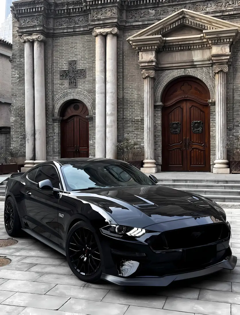 福特野马跑车手机壁纸｜教堂背景 - 黑色汽车「哲风壁纸」