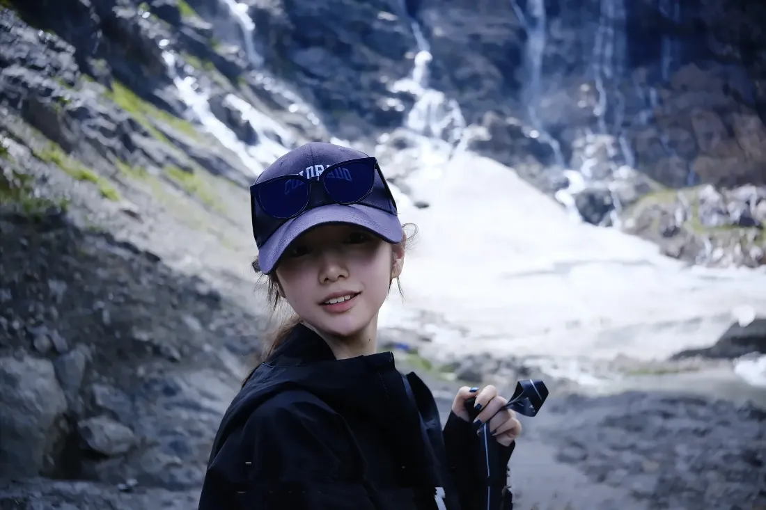 2k黑衣美女壁纸｜山水瀑布背景图片 - 紫帽相机「哲风壁纸」