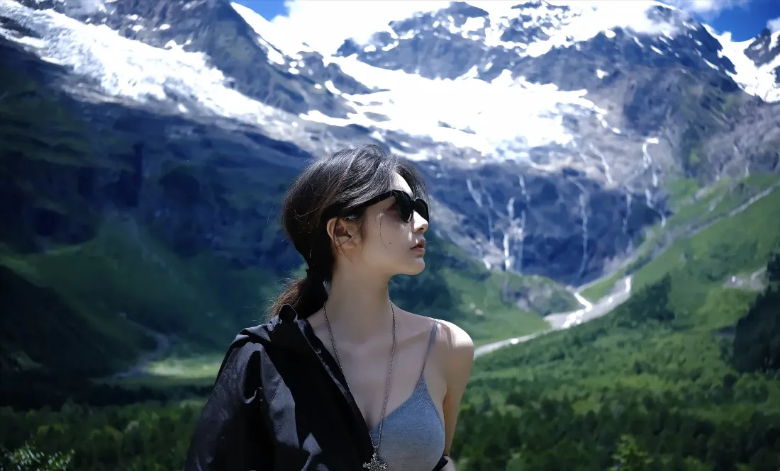 2k美女壁纸｜雪山绿林背景图片 - 墨镜背包「哲风壁纸」