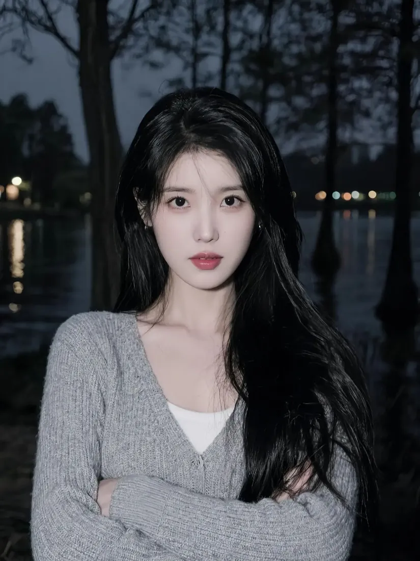 IU李知恩手机壁纸｜湖水夜景背景图片 - 灰色毛衣长发「哲风壁纸」
