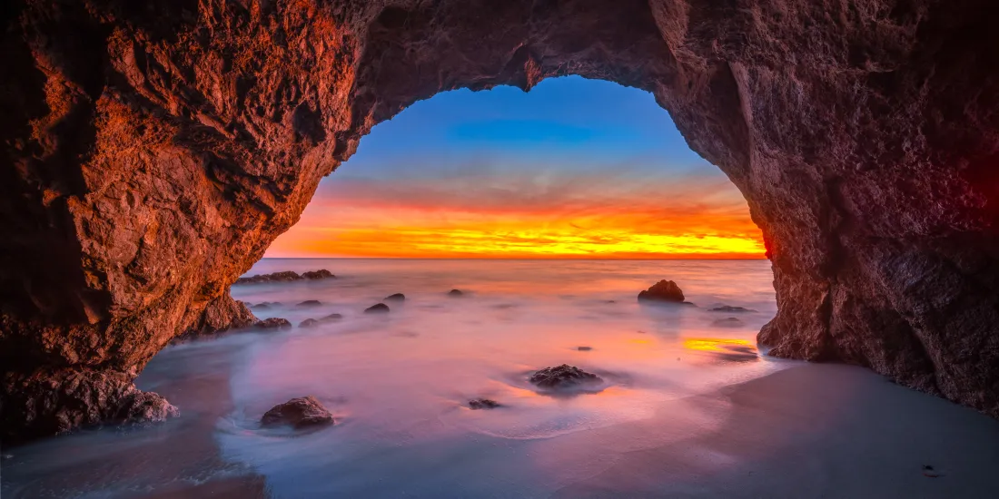 6k山洞壁纸｜晚霞背景图片 - 湖水礁石「哲风壁纸」