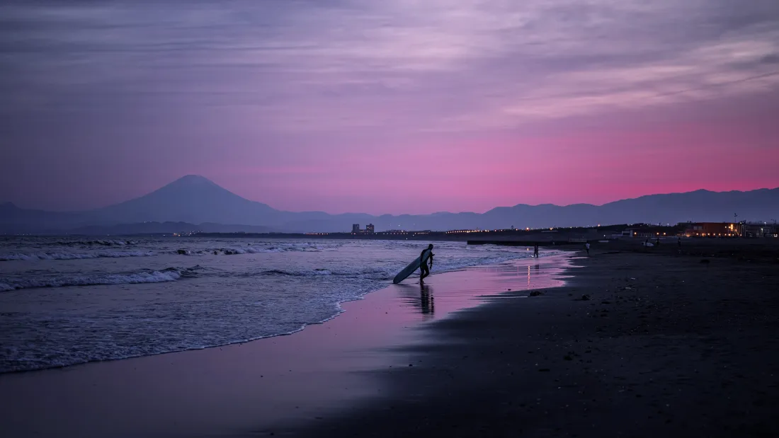 4k海边晚霞壁纸｜富士山背景 - 沙滩剪影「哲风壁纸」