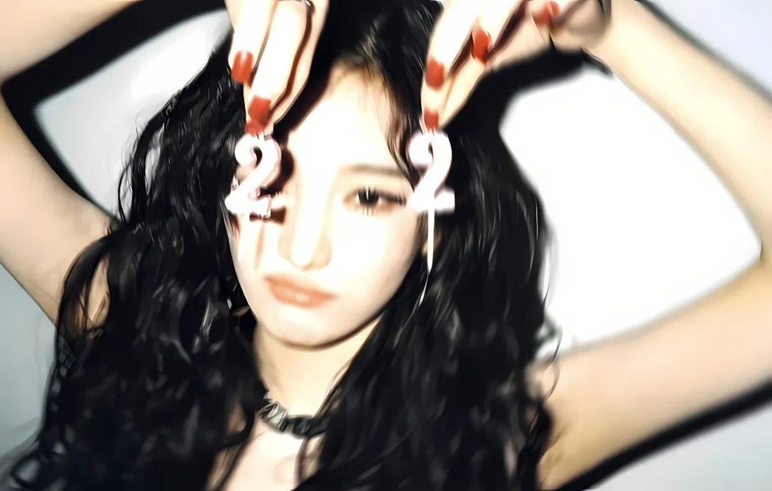 2k宁艺卓壁纸｜CCD背景图 - 红指甲黑卷发「哲风壁纸」