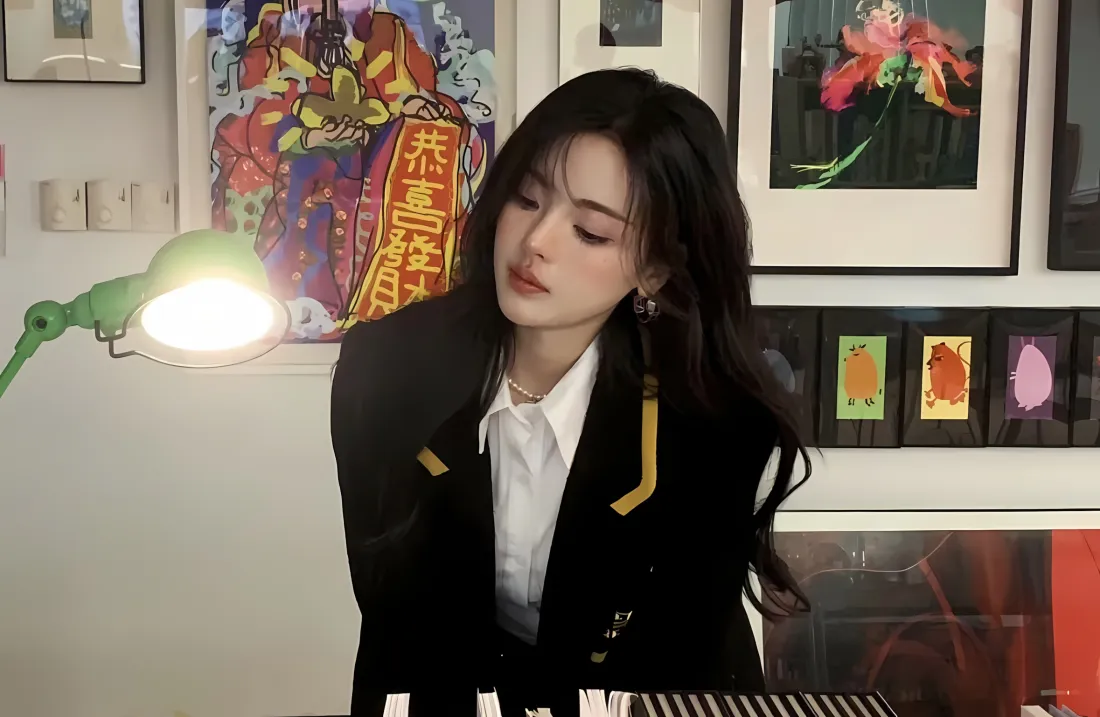 2k杨超越壁纸｜室内装饰背景图片 - 黑色西装「哲风壁纸」