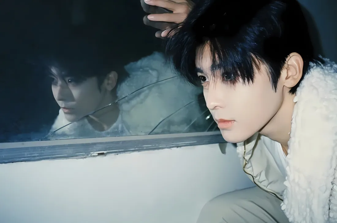 2k侯明昊壁纸｜镜子背景图片 - 白色外套「哲风壁纸」