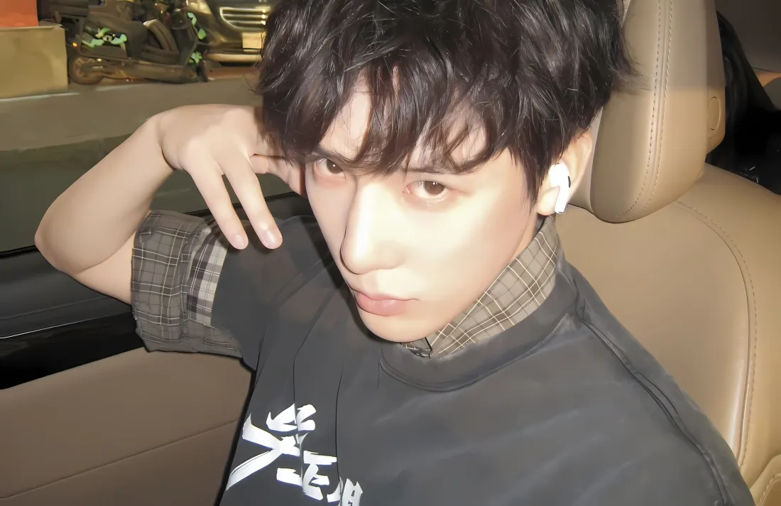 2k王安宇壁纸｜车内背景图片 - 黑色T恤「哲风壁纸」