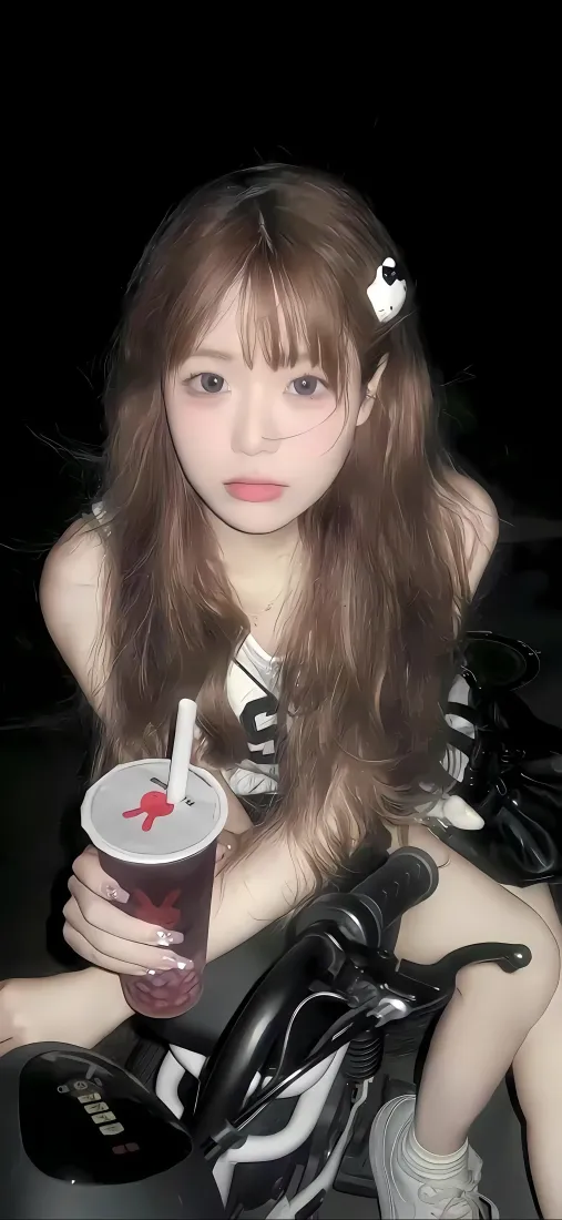 美女自行车饮料手机壁纸｜夜晚背景 - 休闲「哲风壁纸」