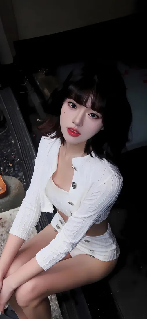 白衣美女手机壁纸｜暗色背景 - 仰头红唇「哲风壁纸」