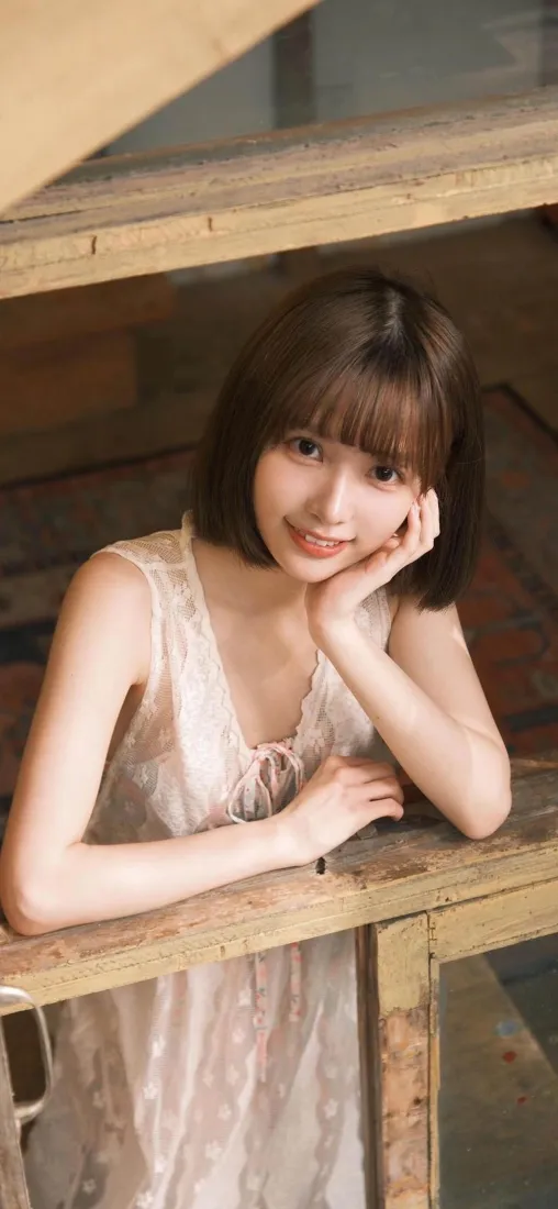 短发美女手机壁纸｜木质背景 - 浅色裙微笑「哲风壁纸」
