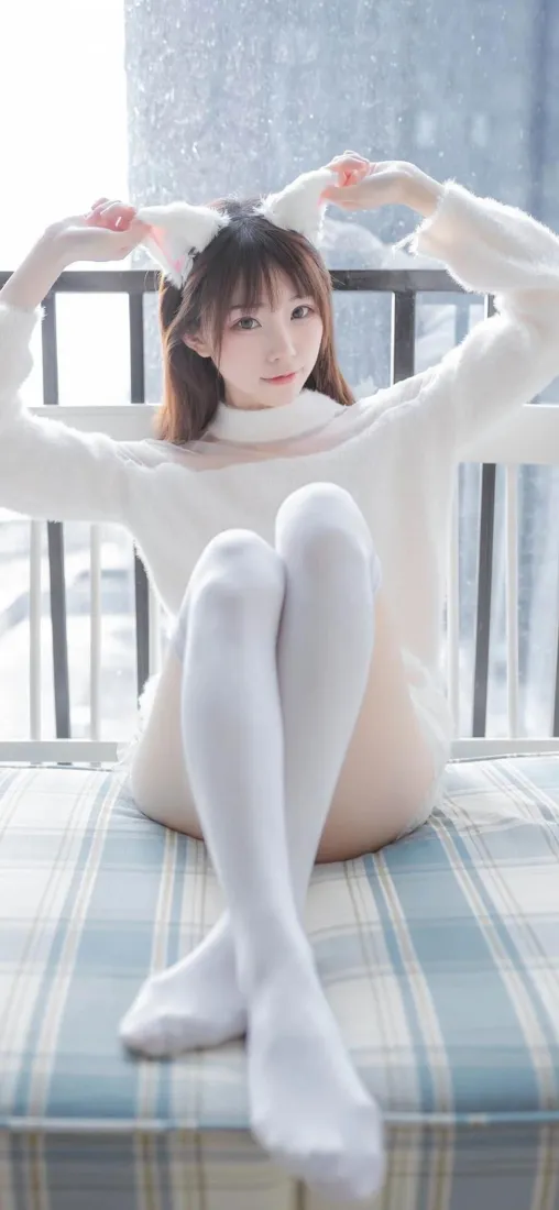 白衣美女手机壁纸｜室内沙发背景 - 白色连裤袜「哲风壁纸」