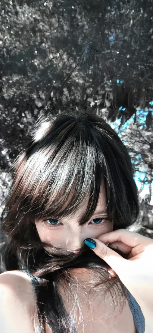 美女手机壁纸｜户外树木背景 - 长发蓝色美甲自拍「哲风壁纸」
