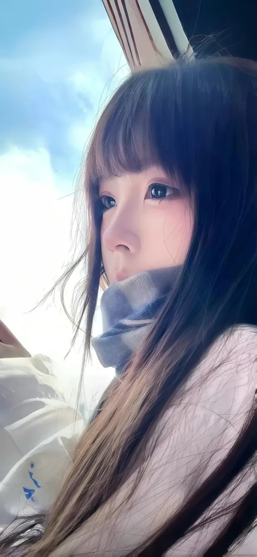 长发美女手机壁纸｜车内蓝天 - 高清美女「哲风壁纸」