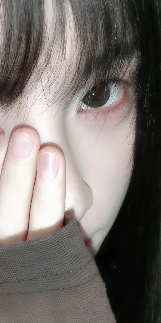 特写美女手机壁纸｜深色衣袖背景 - 氛围感高清「哲风壁纸」