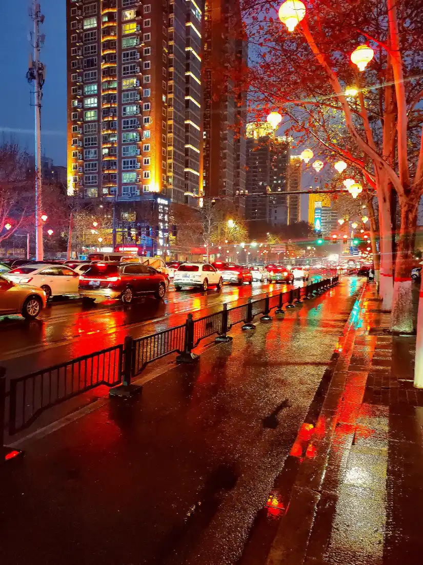 城市雨夜手机壁纸｜街道灯光背景图片 - 车流「哲风壁纸」