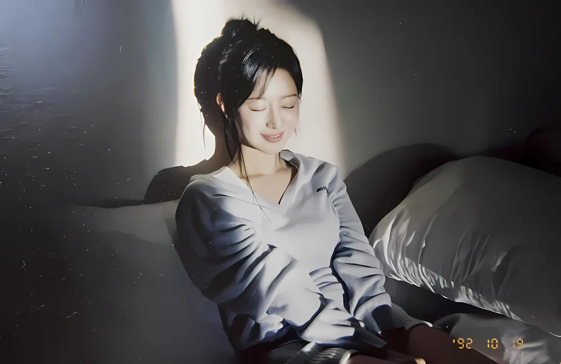 2k金智媛壁纸｜居家休闲背景图片 - 灰色上衣「哲风壁纸」