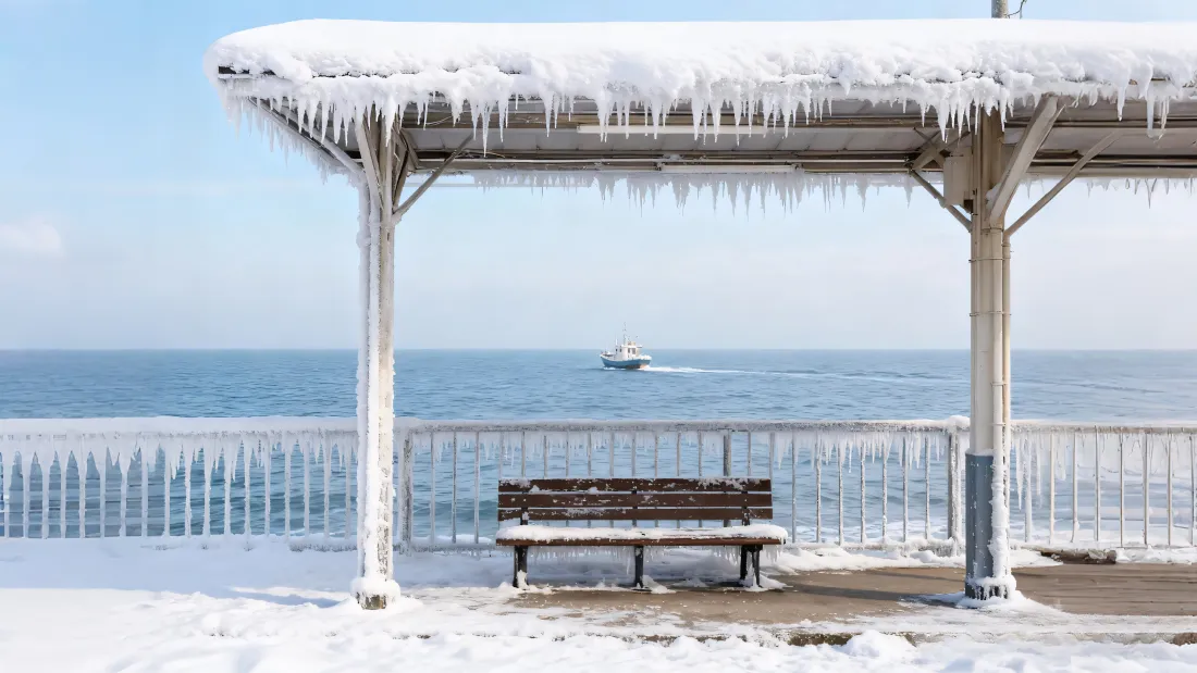 4k海边车站雪景壁纸｜海边背景 - 轮船冰柱「哲风壁纸」