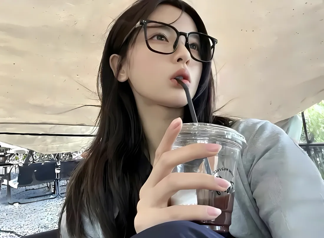 2k眼镜美女户外咖啡壁纸｜休闲背景 - 长发吸管「哲风壁纸」