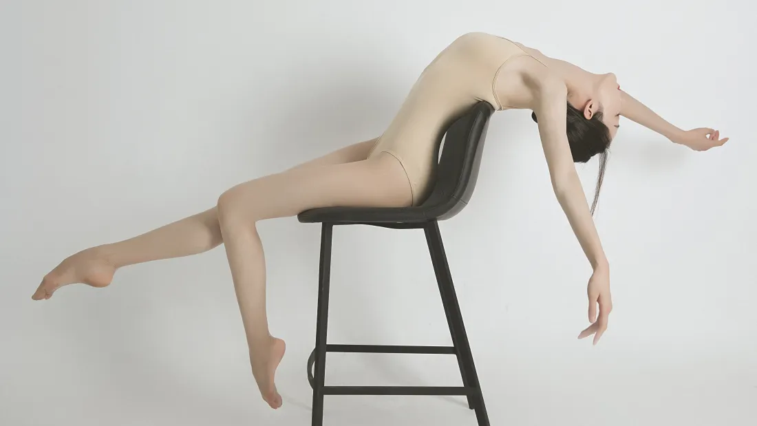 4k柔软少女舞蹈壁纸｜白墙背景图 - 人体艺术「哲风壁纸」