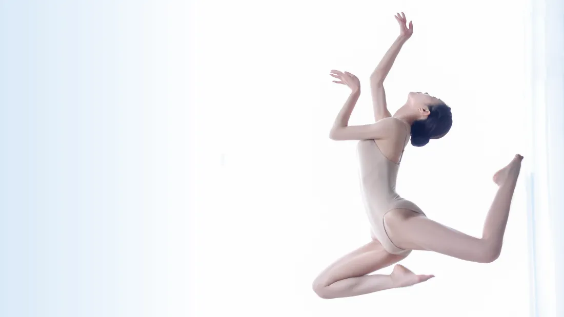 4k舞蹈美女壁纸｜艺术舞蹈背景 - 优雅跳跃「哲风壁纸」