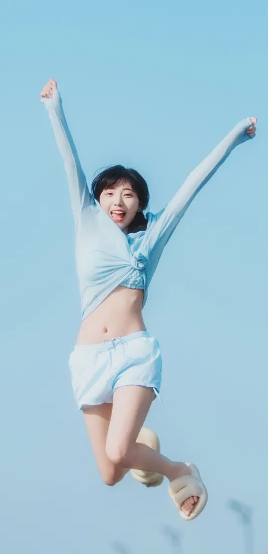 可爱少女手机壁纸｜蓝天背景 - 活泼跳跃元气「哲风壁纸」