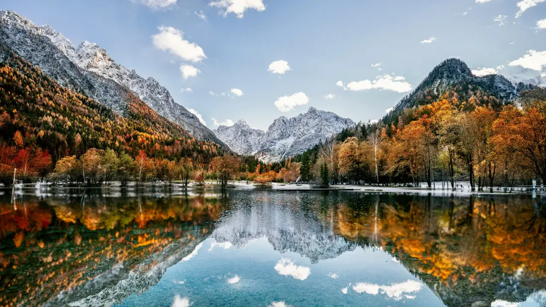 5k秋林雪山湖泊壁纸｜自然风景背景图片 - 山林倒影「哲风壁纸」