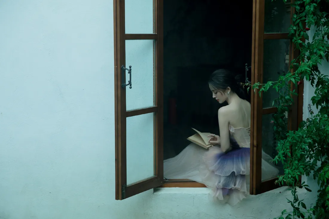 2k古力娜扎壁纸｜窗台看书背景图 - 优雅气质「哲风壁纸」