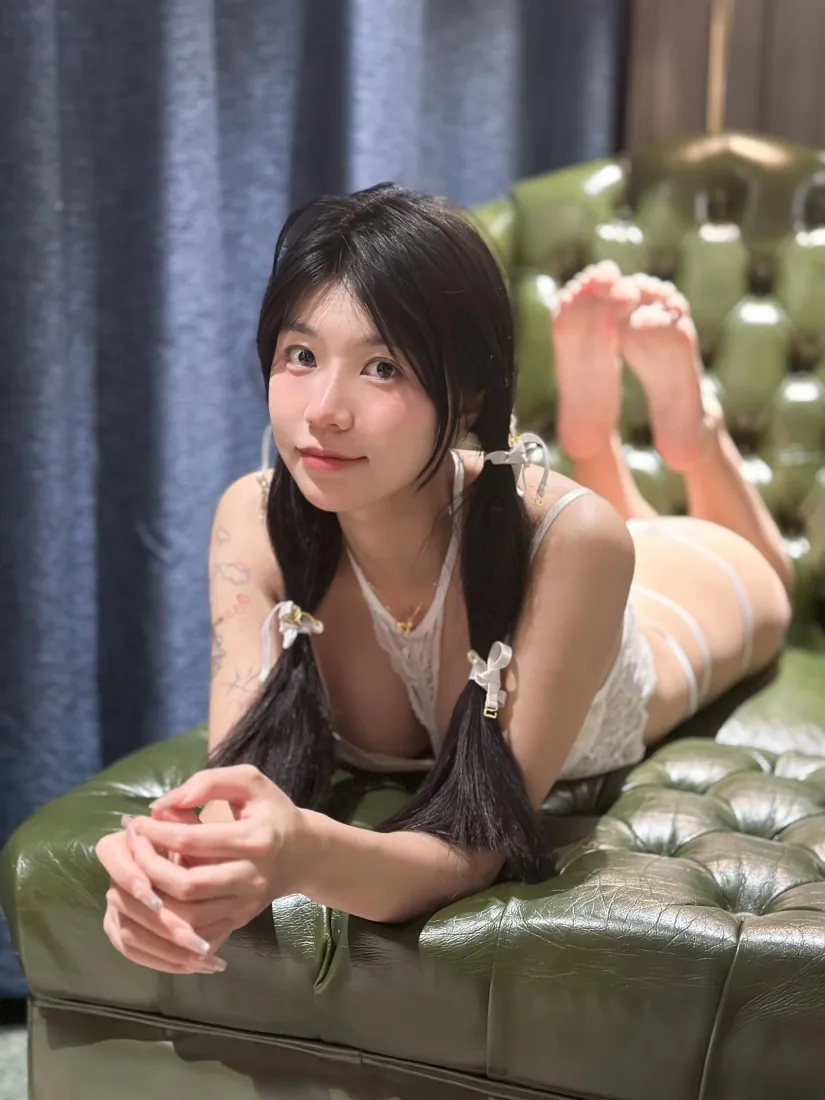 双马尾美女手机壁纸｜绿沙发背景 - 居家白衣「哲风壁纸」