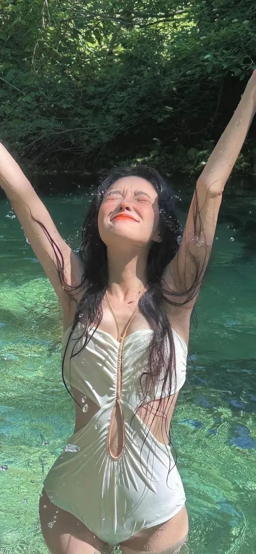 美女泳衣手机壁纸｜清水树林背景 - 夏日户外「哲风壁纸」