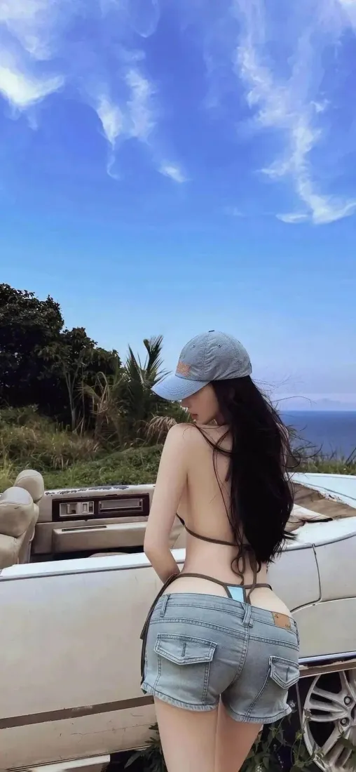 美女手机壁纸｜海景敞篷车 - 牛仔短裤露背「哲风壁纸」