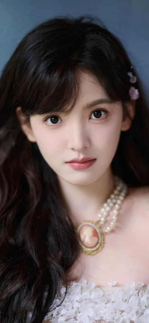 长发美女手机壁纸｜蓝色背景图片 - 珍珠项链「哲风壁纸」