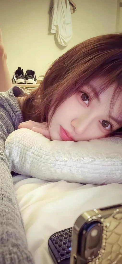 美女自拍手机壁纸｜卧室背景 - 温柔「哲风壁纸」