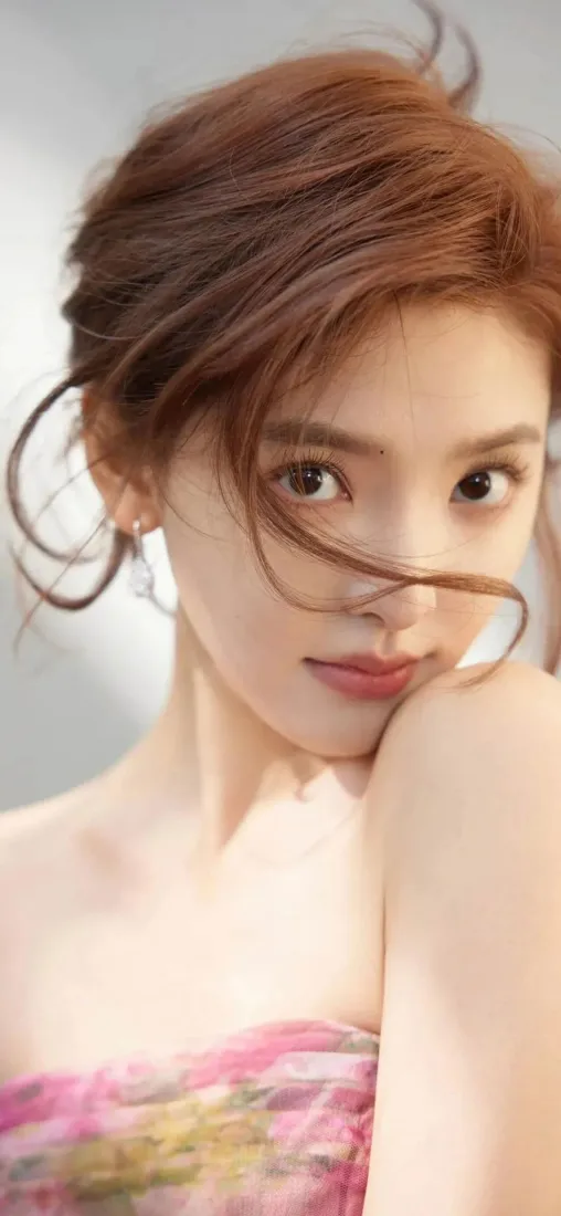 粉色花裙美女手机壁纸｜浅灰背景 - 时尚「哲风壁纸」