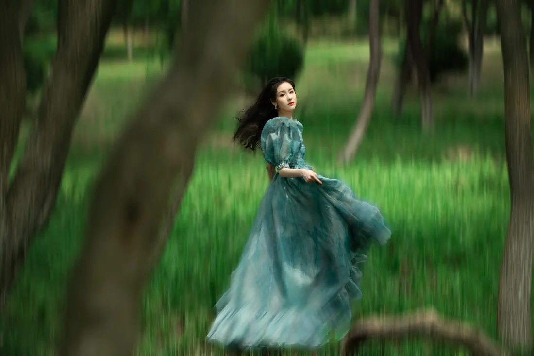 2k陈都灵壁纸｜树林草地 - 青色长裙「哲风壁纸」