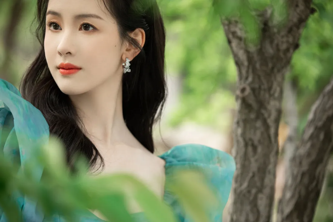 2k陈都灵壁纸｜户外绿树背景 - 蓝绿色服装「哲风壁纸」