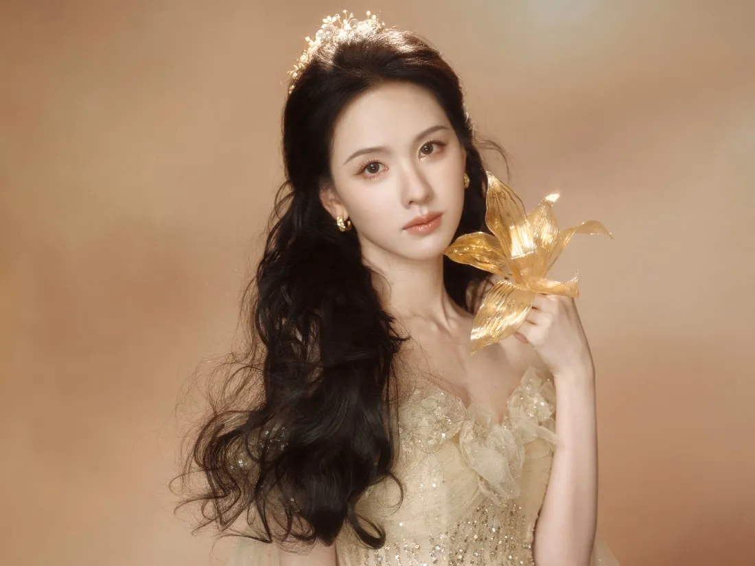 2k陈都灵壁纸｜金色礼服背景图 - 优雅卷发「哲风壁纸」