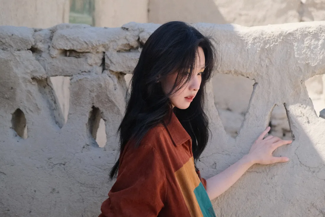 2k陈都灵壁纸｜石墙背景 - 红衣「哲风壁纸」