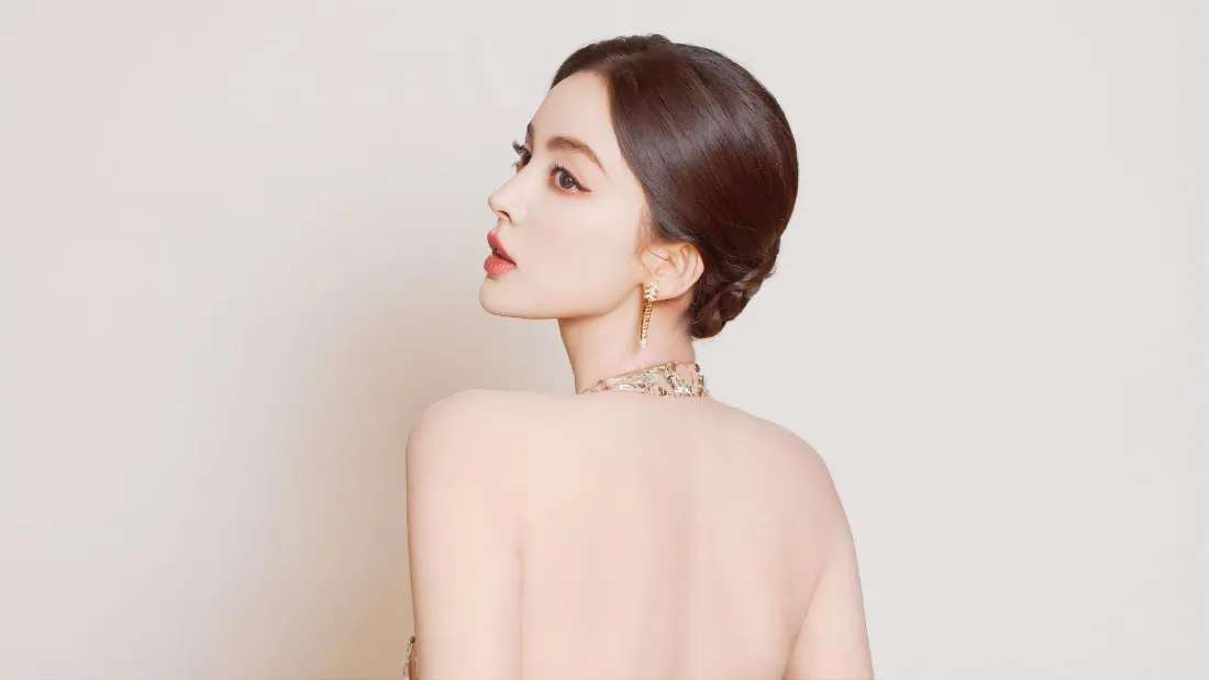 2k古力娜扎壁纸｜浅色背景 - 露背盘发「哲风壁纸」