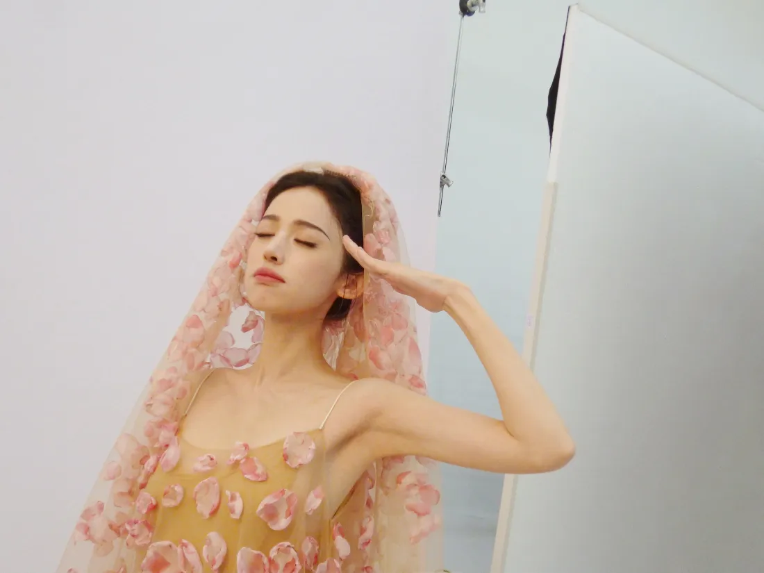 2k古力娜扎壁纸｜室内背景 - 粉色头纱花裙「哲风壁纸」