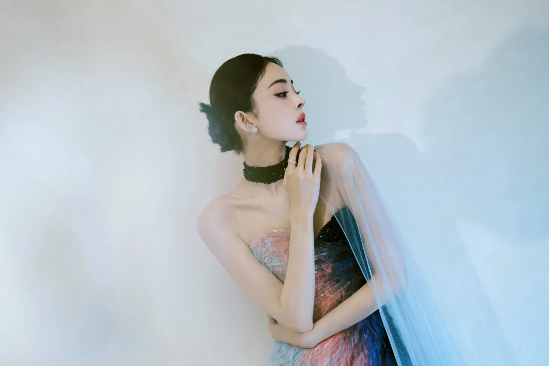 2k古力娜扎壁纸｜优雅写真背景图片 - 抹胸裙「哲风壁纸」