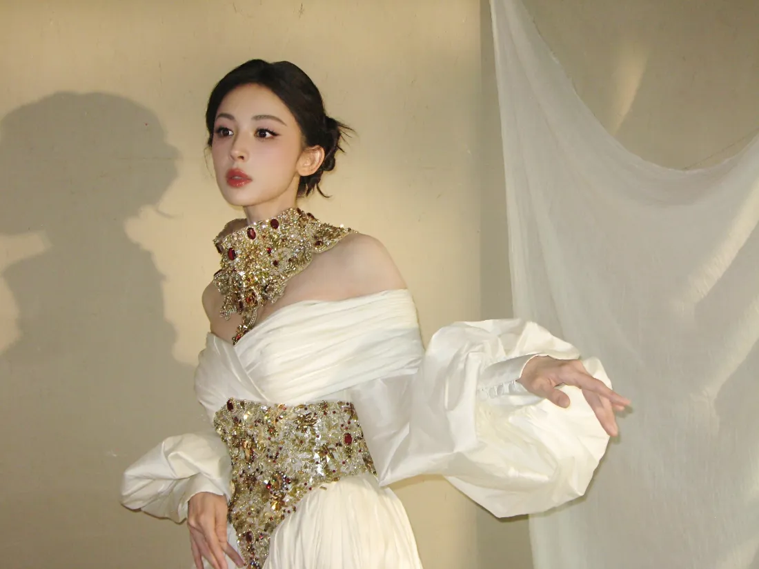2k古力娜扎壁纸｜白色礼服背景图 - 金色配饰「哲风壁纸」