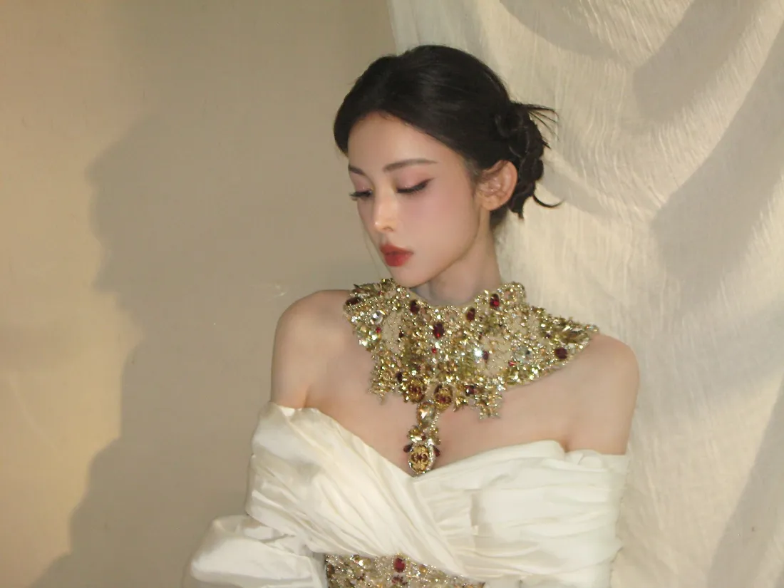 2k古力娜扎壁纸｜浅色背景 - 白色礼服金色珠宝「哲风壁纸」