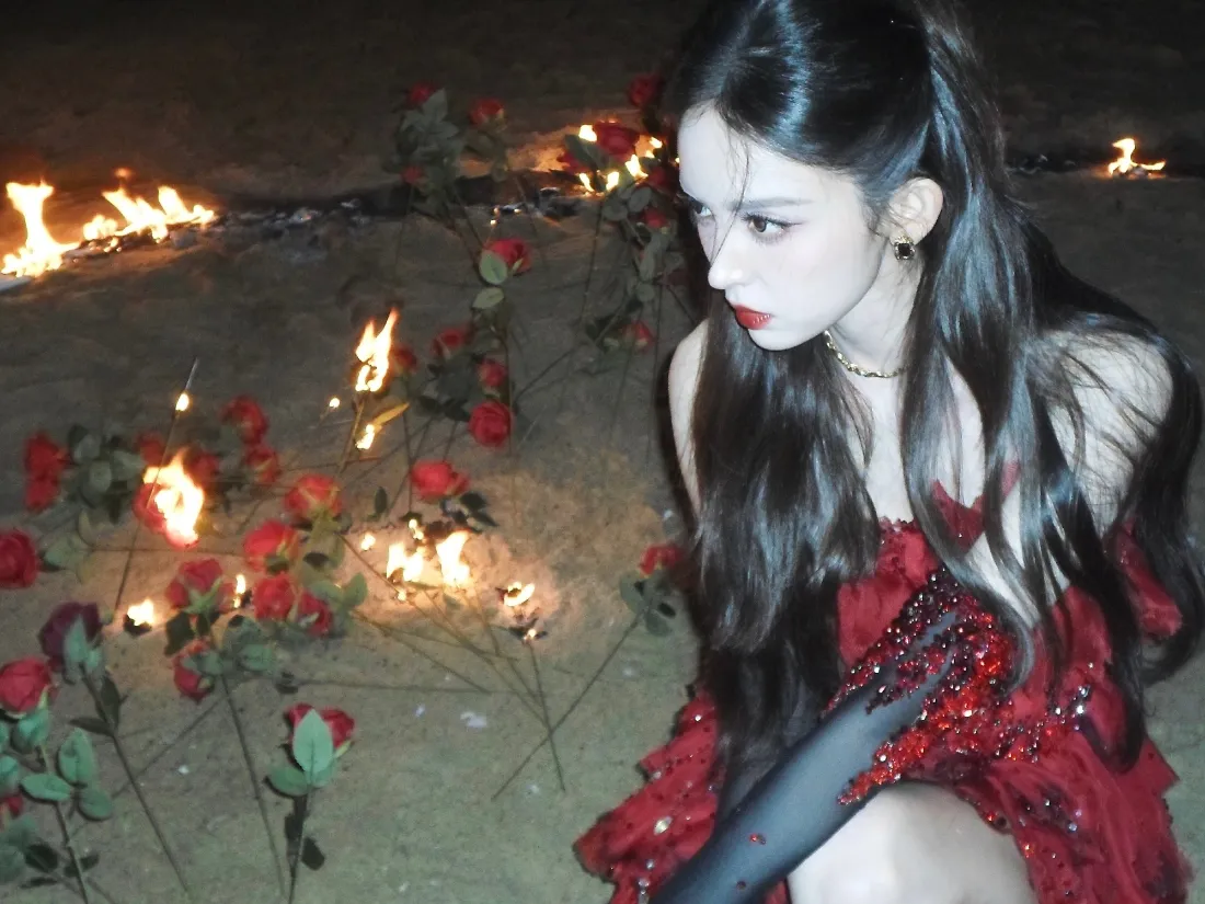 2k古力娜扎壁纸｜红裙火焰玫瑰背景图片 - 女明星「哲风壁纸」