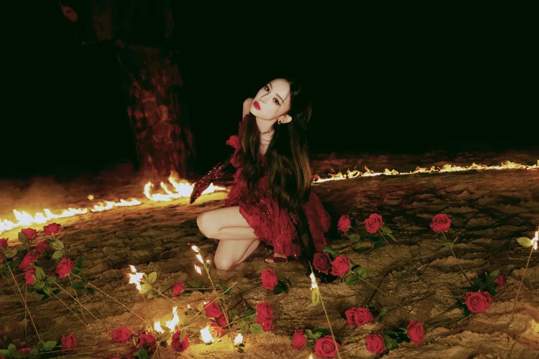 2k古力娜扎壁纸｜暗黑背景图片 - 红衣玫瑰火焰「哲风壁纸」