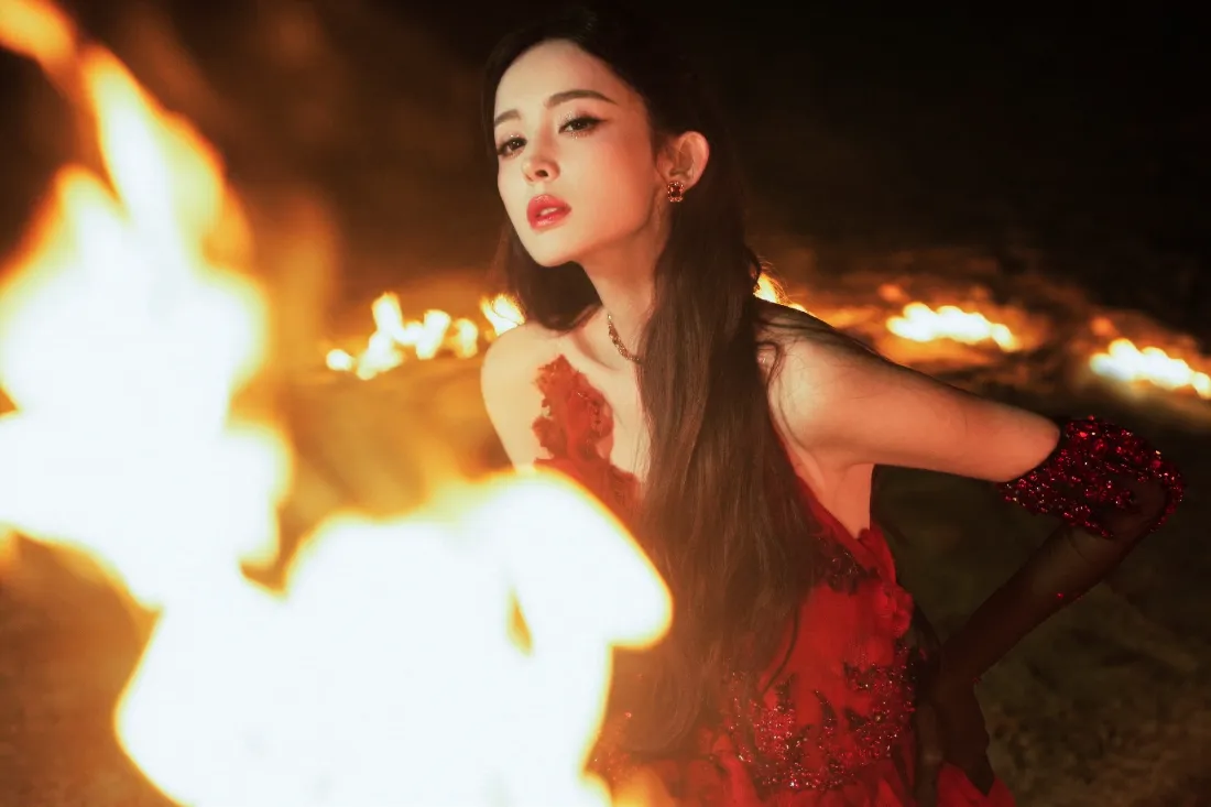 2k古力娜扎壁纸｜火焰背景 - 红衣礼服「哲风壁纸」