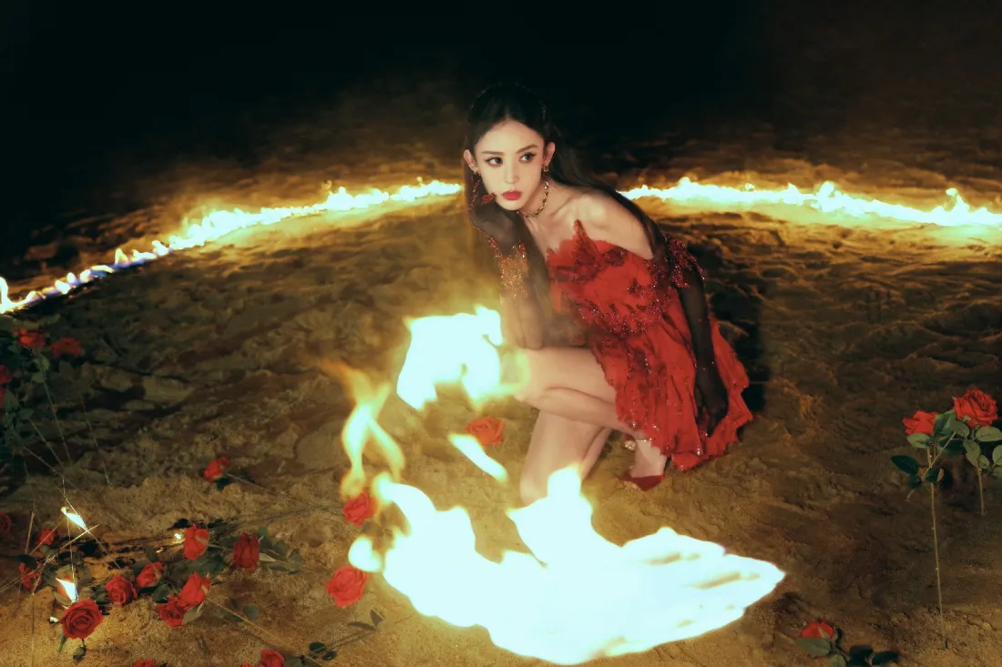 2k古力娜扎壁纸｜火焰玫瑰 - 红衣艺术「哲风壁纸」