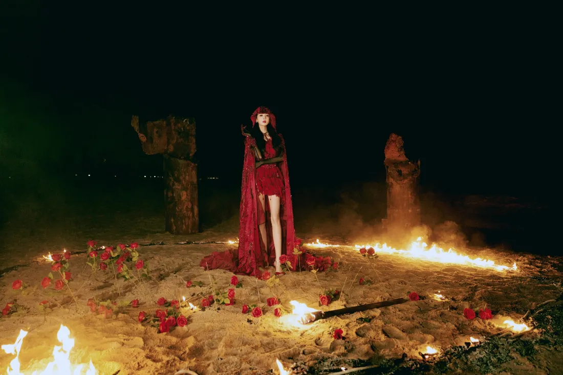 2k古力娜扎壁纸｜火焰玫瑰沙地背景 - 红色长袍「哲风壁纸」