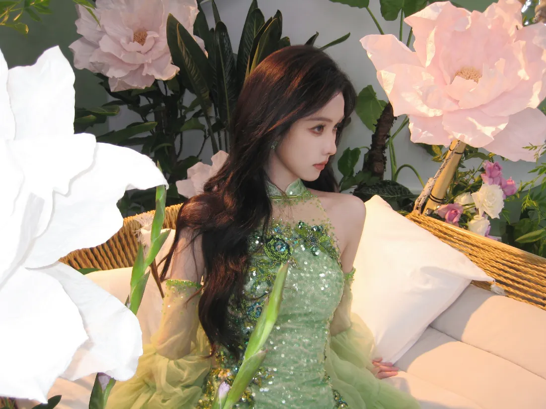2k陈都灵壁纸｜花簇背景图片 - 绿色礼服「哲风壁纸」