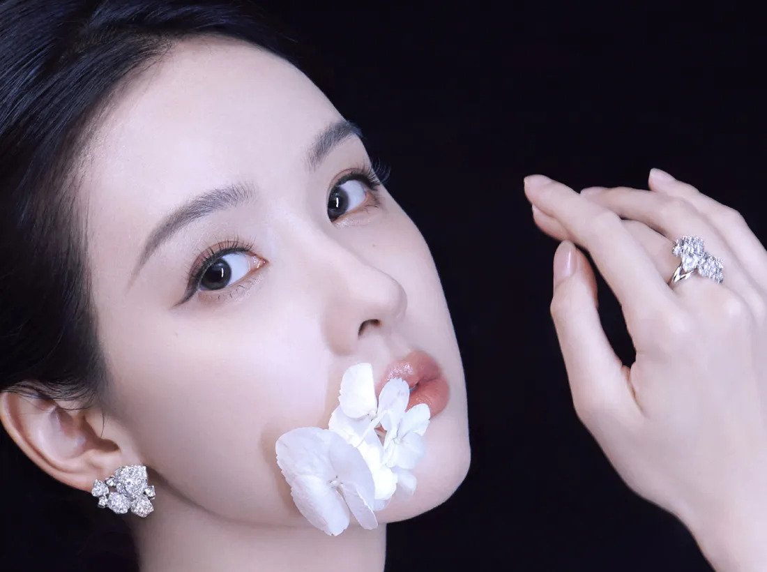 陈都灵手机壁纸｜黑色背景 - 花朵装饰「哲风壁纸」